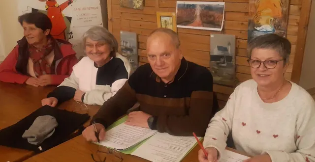 photo  de gauche à droite : nadine bouyaux, roselyne gonidec trésorière, rené-luc bouyaux président et doris germain secrétaire adjointe.  &copy;  ouest-france 