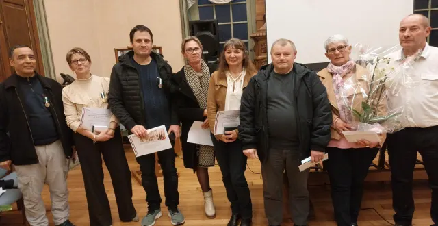 photo  à partir de la gauche, abdelaziz abou el harouf, christine chochon, ludovic ernoux, sonia laprune et chistelle brou, les médaillés (jean-luc barbier et philippe madelaine sont absents sur la photo) ; pascal davoust, isabelle jimenez et yves pioche, les nouveaux retraités.  &copy;  ouest-france 