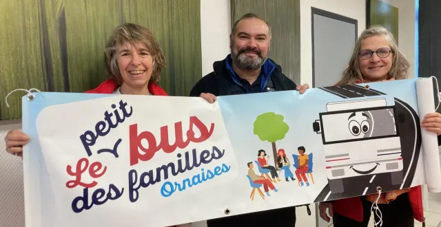 photo  elizabeth hurel et sandrine toutain, animatrices à l’union départementale des associations familiales, avec julien corbière, le maire.  &copy;  ouest-france 