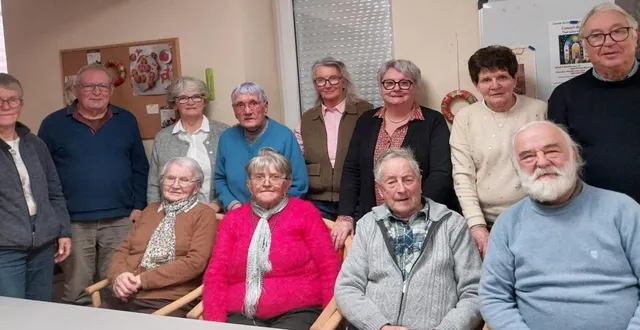 photo  bénévoles et personnes isolées se sont réunies pour échanger. au second rang à gauche guy midy principal organisateur.  &copy;  ouest-france 