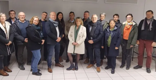 photo  pascal lecerf, quatrième en partant de la gauche, a présenté sa liste pour les prochaines élections municipales.  &copy;  ouest-france 