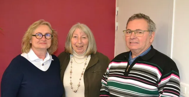 photo  martine crnkovic, entourée de jean-pierre couet et de nelly poussin-bourreau.  &copy;  le maine libre 