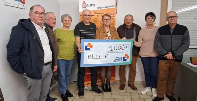 photo  à droite monique loriau et jean-marie maitreau, en présence des élus bruno cheptou, conseiller départemental et michel pattée, maire de doué-en-anjou.  &copy;  co 