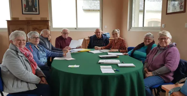 photo  nouvelle équipe à générations mouvement, avec de gauche à droite : monique guilloux, pierrette landrein, fernand tournet, michel couder, jean-claude colombe, odile davignon et bernadette piltié.  &copy;  le maine libre 