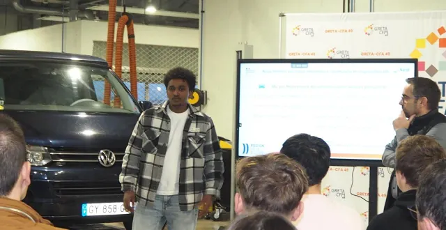 photo  dans l’atelier de maintenance automobile, gizag ataklti, venu d’érythrée il y a 3 ans, a expliqué son parcours de formation devant une quarantaine d’entrepreneurs de la filière automobile.  &copy;  co 
