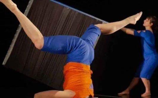 photo  des danseuses qui se jouent de volumes en apparence rigides.  &copy;  co 