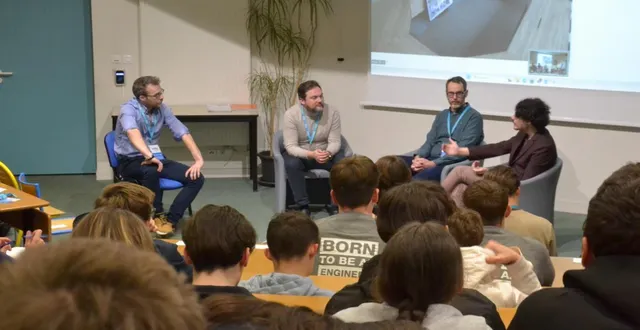 photo  alexandre letard, enseignant-chercheur, martino bettucci, antoine mazé et théo hubert, chefs d’entreprise animant une table ronde.  &copy;  co. 