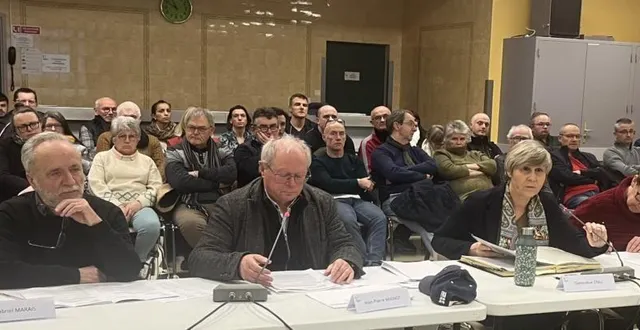 photo  environ une soixantaine de personnes étaient présentes lors de la dernière séance du conseil municipal, obligeant les services municipaux à ajouter des chaises à deux reprises. une situation inhabituelle, perçue par plusieurs élus comme un signe d’intérêt marqué pour la vie démocratique locale.  &copy;  co. 