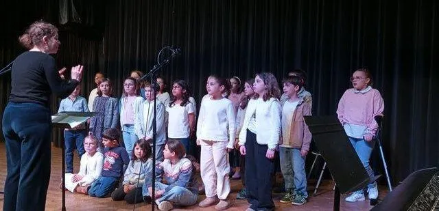 photo  mardi soir, lors des auditions mélangées proposées par l’école de musique de l’anjou bleu, les élèves de l’école léonard-de-vinci ont interprété plusieurs chants devant de nombreux parents.  &copy;  co 