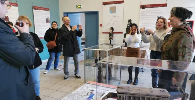 photo  anne ballester, adjointe à la culture, oriane chauchet, du cpfi (centre du patrimoine de la facture instrumentale).  &copy;  le maine libre 