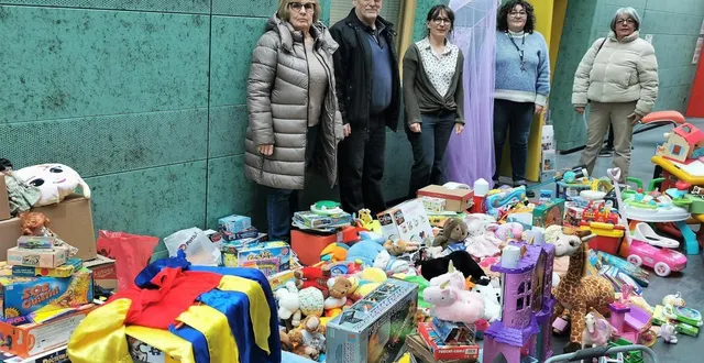 photo  le secours populaire avait encore une très grosse quantité de jeux et jouets à récupérer jeudi à la maison des habitants.  &copy;  le maine libre. 