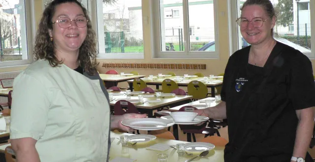 photo  de gauche à droite : patricia chaussée et marjorie moriceau, employées à la cantine scolaire, sont ravies de la réduction de bruit que la nouvelle vaisselle leur apporte.  &copy;  ouest-france 