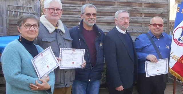 photo  daniel leroy, délégué général, et françois mugnier, président, entourés de membres.  &copy;  ouest-france. 