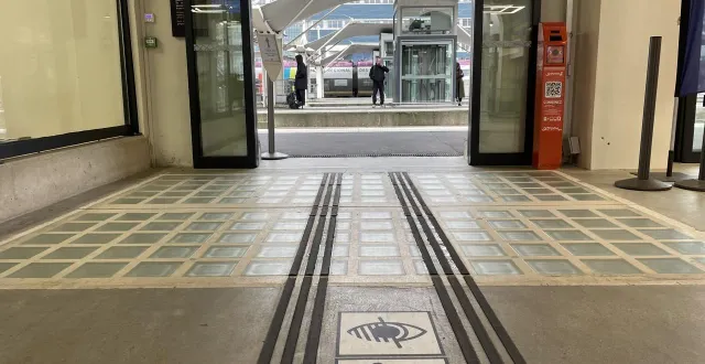 photo  une rampe d’accès depuis le hall de la gare a été aménagée afin de permettre l’accès aux quais rehaussés.  &copy;  le maine libre 