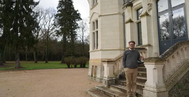 photo  édouard magdelaine sur les marches de son manoir, joliment restauré.  &copy;  ouest-france 