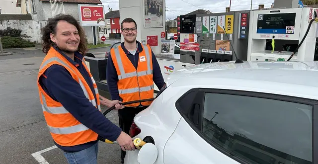 photo  alexandre bonhert, gérant de la station total access de l’avenue jean-mac, ici avec le pompiste de la station, thomas cordier.  &copy;  le maine libre 