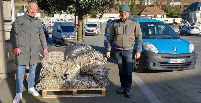 photo  le patron de pêche jérôme vicquelin (à gauche) apporte son aide à jacques peigney pour décharger des palettes contenant les filets de protection et de sécurité de la société bayeusaine hydéal.  &copy;  photo : ouest-france 
