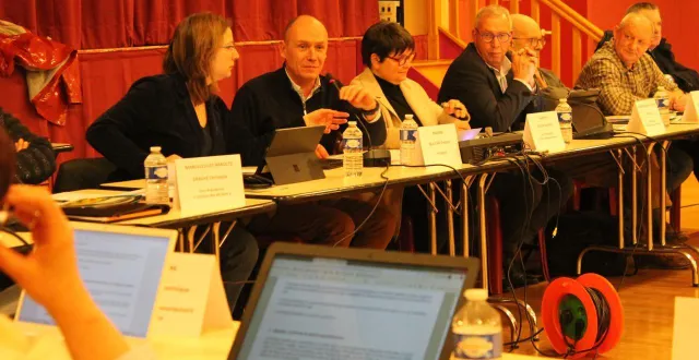 photo  face aux nombreuses sollicitations liées aux soins dentaires, frédéric beauchef insiste sur la nécessité d’agir. géraldine chaillou souligne l’opportunité offerte par le bâtiment.   &copy;  le maine libre 