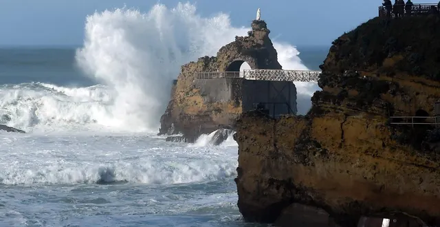 photo  les vagues s’écrasent sur le rocher de la vierge, alors que la tempête herminia frappe la région de biarritz, dans le sud-ouest de la france, le 27 janvier 2025.  &copy;  gaizka iroz / archives afp 