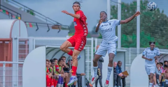 photo  noé verron (à gauche), 17 ans, a commencé le football à tuffé avant de passer par connerré, le vsf de la ferté-bernard, arnage et le mans fc avant de signer au stade brestois en octobre 2025.  &copy;  @romain_photogrf 