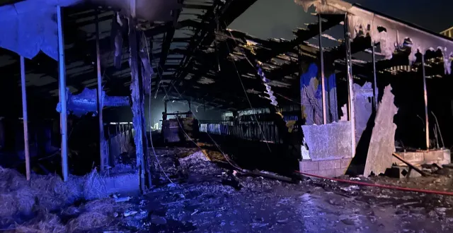 photo  les deux bâtiments de la chèvrerie sont partis en fumée en une quinzaine de minutes ce vendredi 30 janvier 2026 à beaupréau-en-mauges (maine-et-loire).  &copy;  ouest-france 