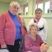 photo thérèse tarin (à gauche) et odile clément en compagnie de jeannette lenfant, bientôt centenaire.