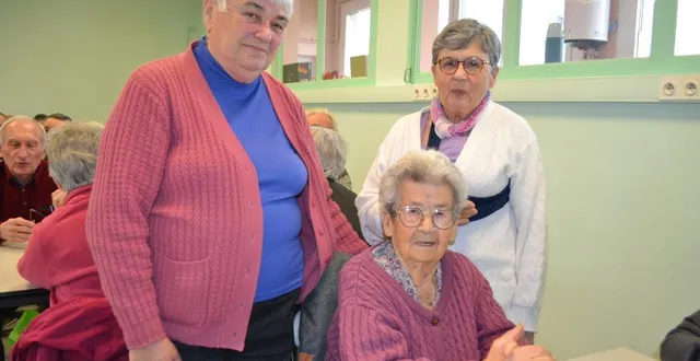 photo  thérèse tarin (à gauche) et odile clément en compagnie de jeannette lenfant, bientôt centenaire.  &copy;  le maine libre 