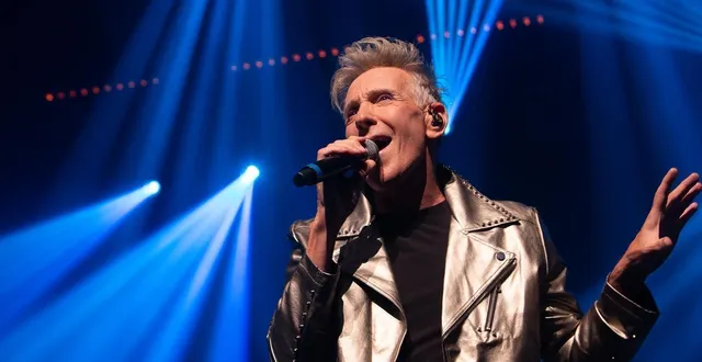 photo  plastic bertrand vit la scène avec la même verve qu’à ses débuts sur la tournée les années 80. ?  &copy;  angélique le goupil 