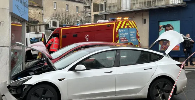 photo  les deux voitures se sont encastrées dans la vitrine d’un des commerces de la rue gambetta.  &copy;  co — justine brichard 