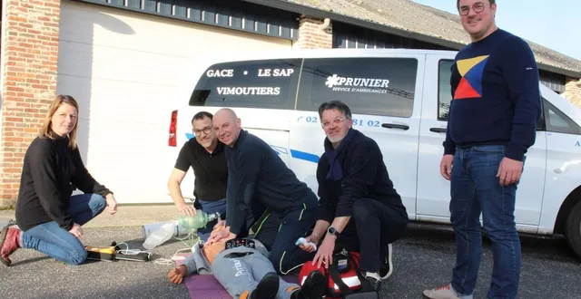 photo  julien prunier, le gérant (à droite), aux côtés de salariés qui suivent une formation aux gestes et soins d’urgence.  &copy;  ouest-france 