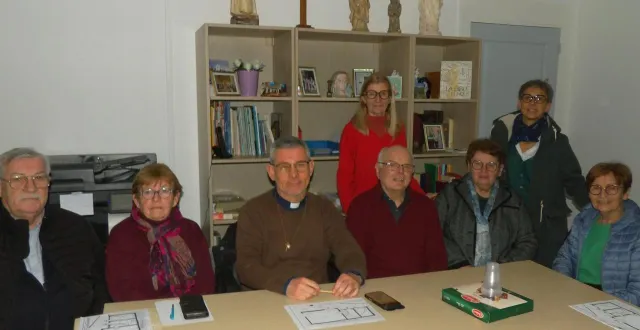 photo  le père emmanuel jamin entouré de l’équipe paroissiale.   &copy;  le maine libre 
