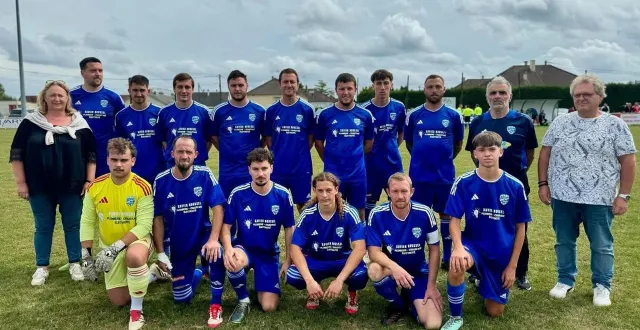 photo  l’équipe de messei lors de la remise de maillots en début de saison (photo club).  &copy;  ouest-france 