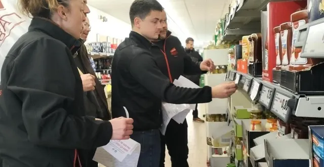 photo  les jeunes agriculteurs ont traqué les produits importés dans les rayons du lidl de segré.  &copy;  co – julie reux 