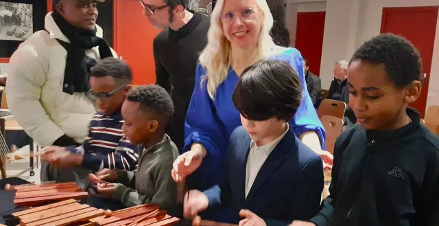 photo  le médiateur, david rousselle, et l’enseignante marie lamaini poignant, présentent aux parents les instruments créés par les élèves de cm1 de l’école garnier-pagès, au mans (sarthe).  &copy;  ouest-france 