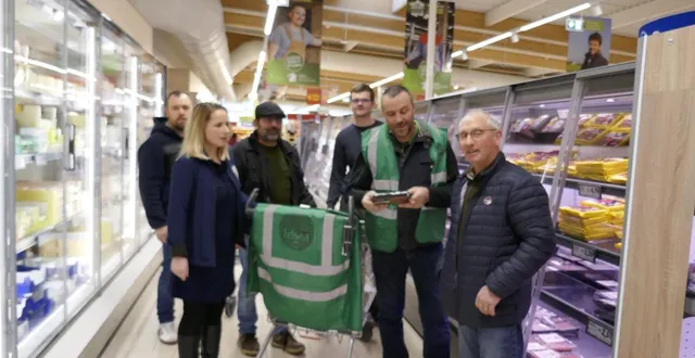 photo  une délégation des agriculteurs de la fdsea 49 examine la provenance des produits alimentaires vendus dans les rayons du lidl du lion-d’angers.  &copy;  ouest-france 