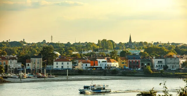 photo  depuis la butte sainte-anne, trentemoult, sur la rive gauche de la loire, un ancien village de pêcheurs et de marins aux maisons colorées.  &copy;  jean-paul frétillet / bretons en cuisine 