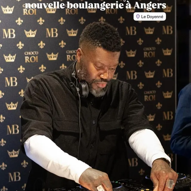 photo djibril cissé derrière les platines.  ©  capture d’écran instagram / maison bécam