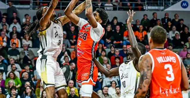 photo  lucas duféal (avec le ballon) assure l’intérim au poste de pivot en l’absence de jonathan jeanne et wilfried yeguete.  &copy;  archives le maine libre - yvon loué 