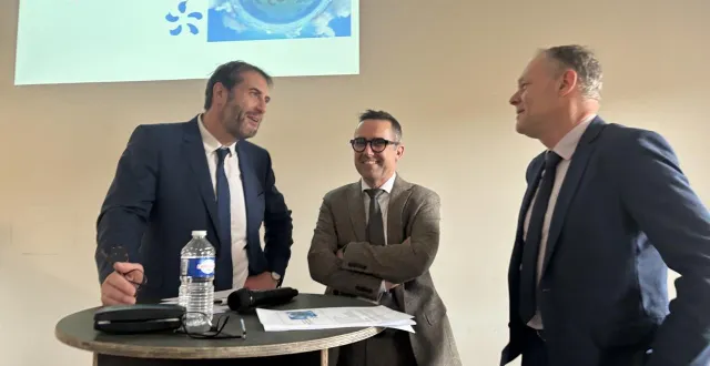 photo  grégory heinfling, directeur de l’epr de flamanville (manche), son successeur sébastien miossec et david le hir, directeur des centrales fla1 et 2, à l’heure des vœux.  &copy;  ouest-france 