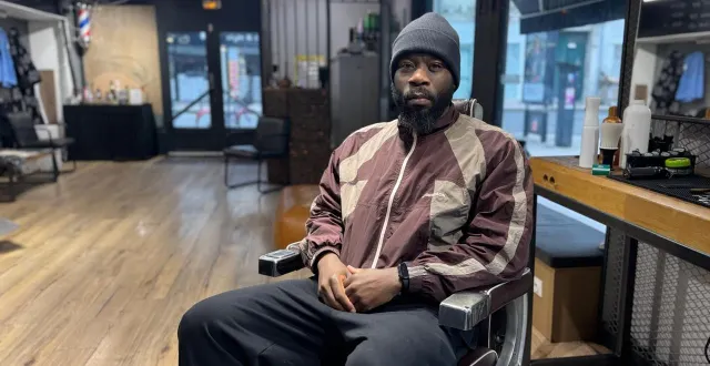 photo  ismaël traoré dans son barber shop, rue saint-julien, à angers.  &copy;  ouest-france 