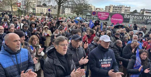 photo  entre 300 et 400 personnes se sont réunies devant le commissariat de nantes pour réclamer davantage de moyens pour la police, samedi 31 janvier.  &copy;  ouest-france 
