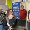 photo ce lundi, enedis a remis un ordinateur à six jeunes de la mission locale à la flèche dont naïma, de sablé-sur-sarthe, et carla, de luché-pringé.