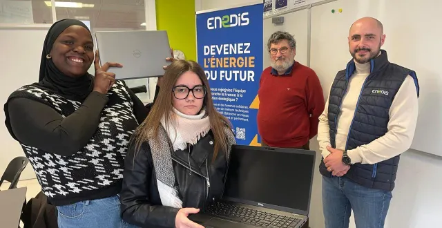 photo  ce lundi, enedis a remis un ordinateur à six jeunes de la mission locale à la flèche dont naïma, de sablé-sur-sarthe, et carla, de luché-pringé.  &copy;  le maine libre – louis gohin 