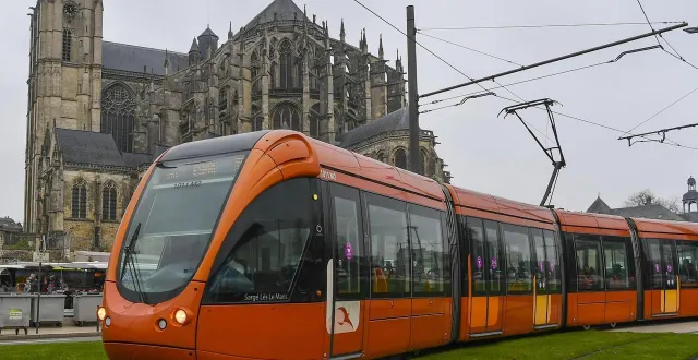 photo  les tramways resteront au dépôt ce lundi 2 février 2026.  &copy;  archives le maine libre - yvon loué 