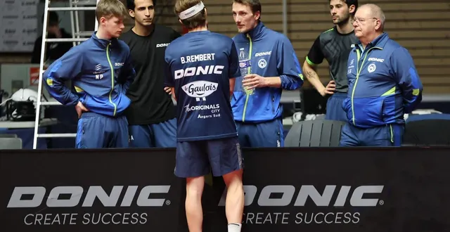 photo  florian westeel prodigue ses conseils à bastien rembert lors du derby contre la romagne.  &copy;  naudin philippe 
