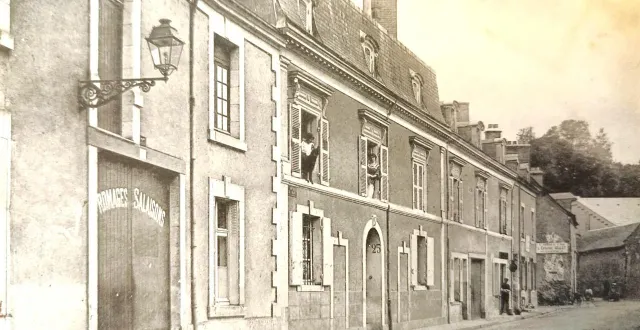 photo  une carte postale ancienne immortalise la « maison de tolérance » fléchoise alors qu’elle était en activité, au 25, de la rue du parc (ici au centre).  &copy;  ouest-france 