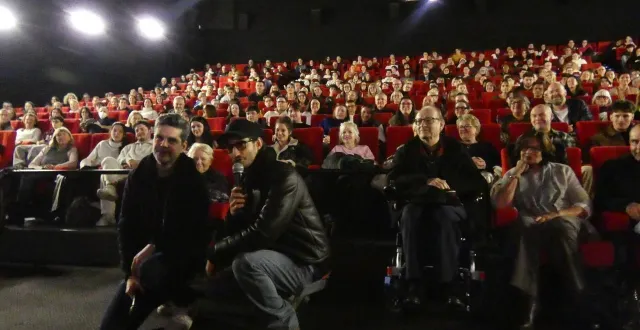 photo  yann gozlan et pierre niney étaient présents en début de séance pour parler du film devant une salle comble.  &copy;  le maine libre 