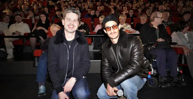 photo  yann gozlan et pierre niney sont venus saluer les spectateurs du cinéma pathé du mans (sarthe), avant la projection de gourou.  &copy;  ouest-france 