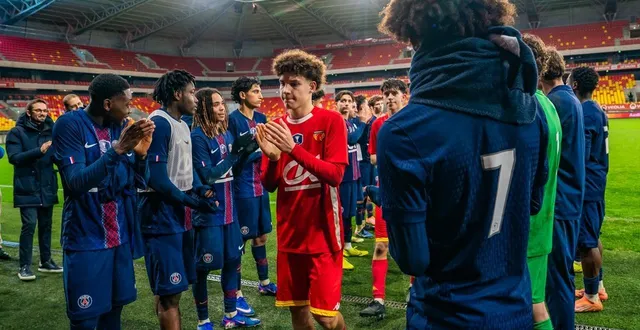 photo  une haie d’honneur des parisiens pour les manceaux, vendredi soir.  &copy;  arnaud despelchain 