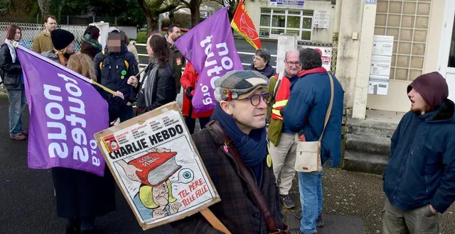 photo  une cinquantaine de personnes était au rendez-vous devant la salle langevin-wallon, où devait se tenir la réunion publique de la candidate rn dans le cadre des municipales.  &copy;  co - marie delage 